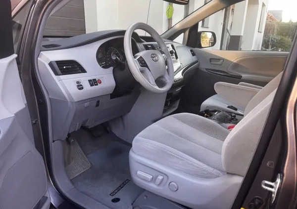 Toyota Sienna cena 77000 przebieg: 98000, rok produkcji 2013 z Białystok małe 211